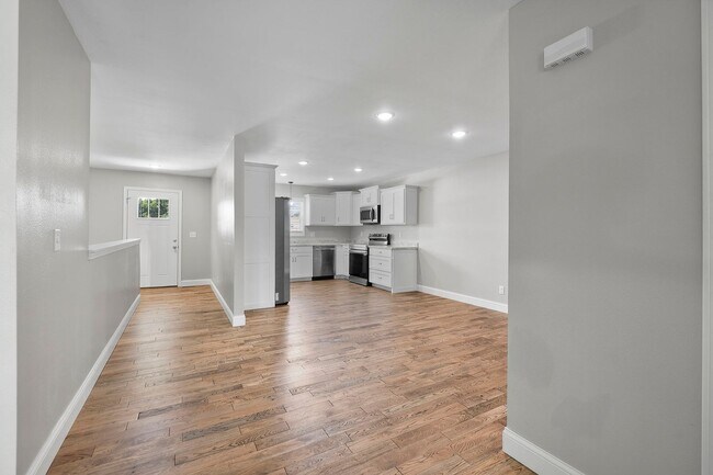 Building Photo - 424/426 E. Deerwood Dr