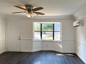 Building Photo - 3 bedroom / 2 bath