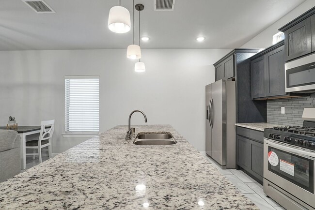 Building Photo - Upper Valley 2 Bedroom 2.5 Bath