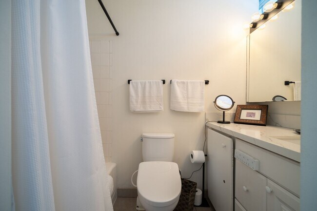 Building Photo - Oceanfront Kaimana Beach Studio at Sans Souci