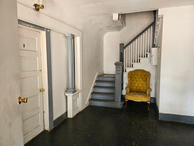Building Photo - 2637 S Catalina St