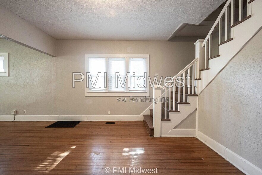 Building Photo - 411 W 40th St