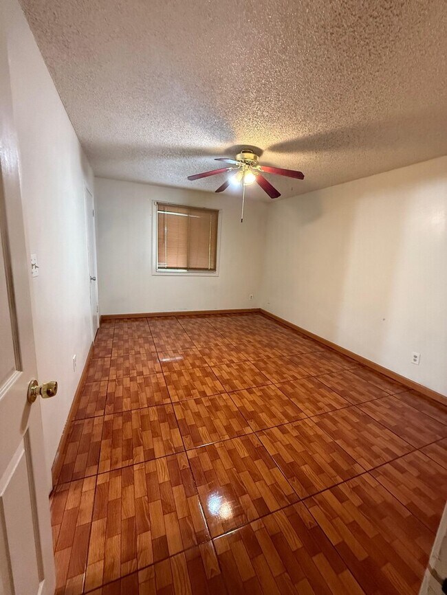 Building Photo - Centrally Located In Phoenix