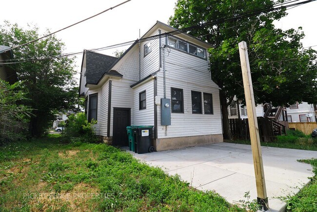 Building Photo - 1626 11th Ave