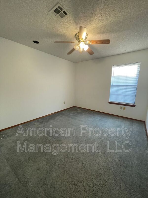 Building Photo - 712 West 119th Pl S