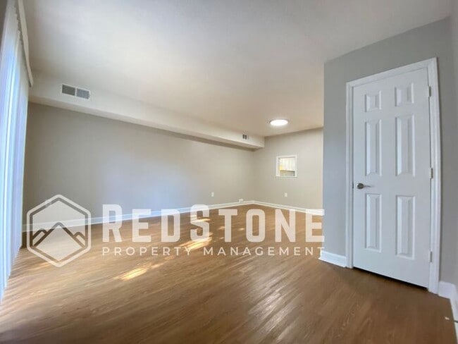 Building Photo - 2 Bedroom, 1.5 Bath - Townhouse