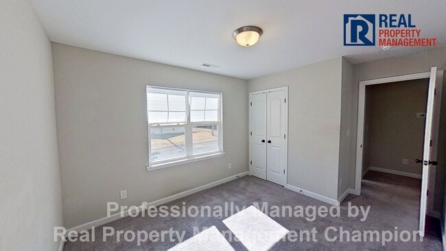 Building Photo - Spacious 3 BD/2.5 BA Home with Office Featuring Open Floorplan