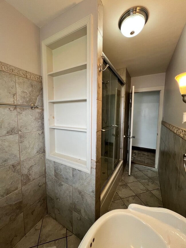 Building Photo - 3 Bedroom Apartment Available w/ 2 car garage