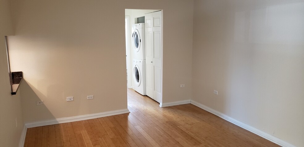 Hallway with washer-dryer - 1045 Pennsylvania Street