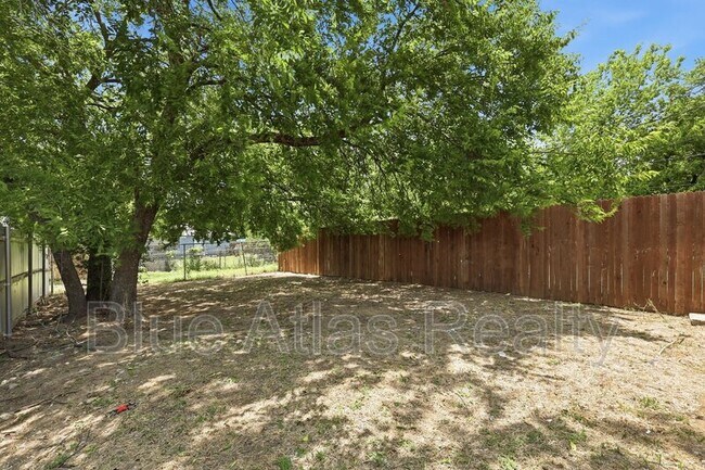 Building Photo - 5517 Wellesley Ave