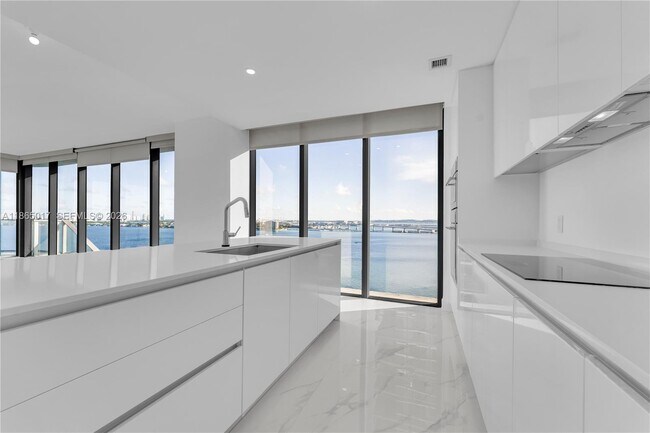 Building Photo - 700 NE 24th St