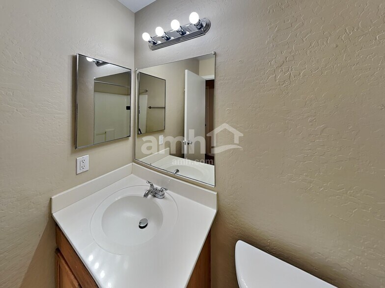 Building Photo - 9029 W Avalon Dr