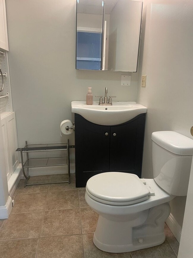 Building Photo - Beautiful 2BR/1BA Condo Available January 16th!!!  Great Portland Location!!!