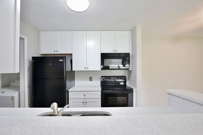Building Photo - Beautiful 2/2 Cozy Condo with a Covered Pa...
