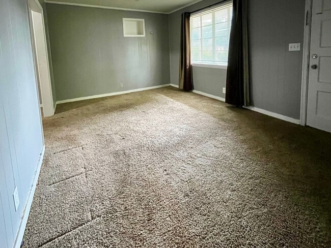 Building Photo - Updated 3 Bed 1 Bath! First Month's rent FREE!