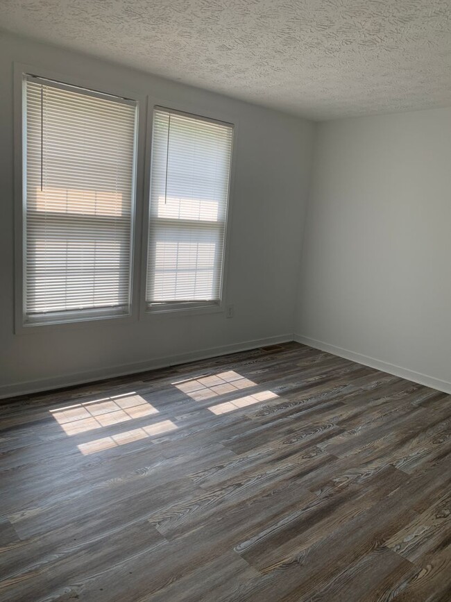 Building Photo - King George Spacious 2 Bedroom End Unit Townhouse