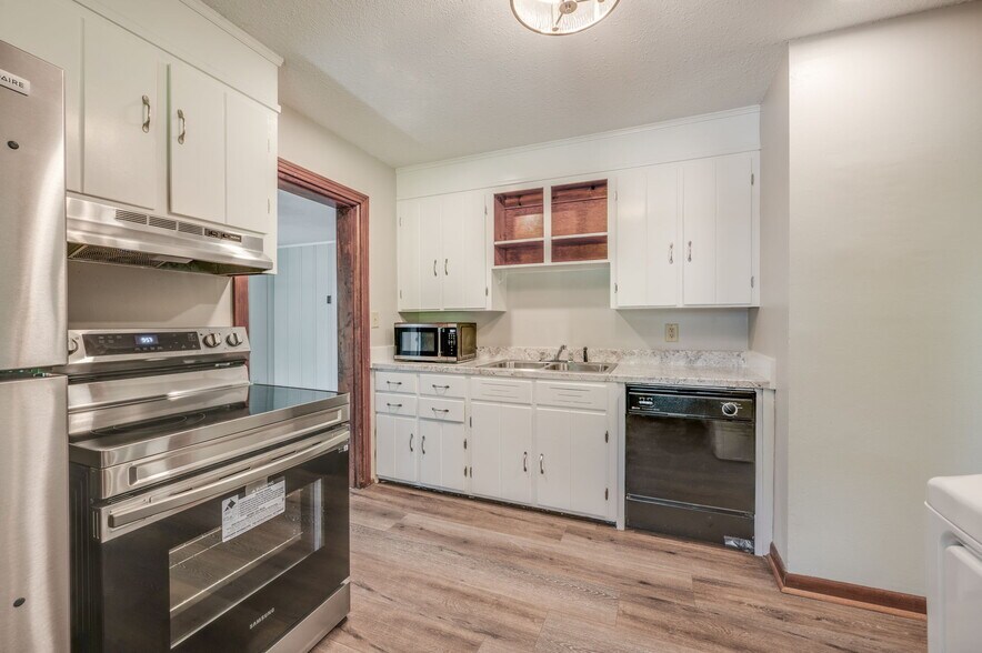 Building Photo - 531 Rosedale Ave