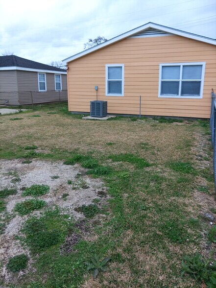 Building Photo - 2312 Rose Dr