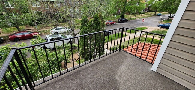 Building Photo - Bright & Spacious 2-Bedroom Apartment with Private Outdoor Space