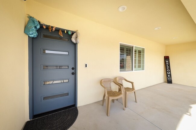 Building Photo - FOR RENT Fully Remodeled 4 Bed / 3 Bath Ho...
