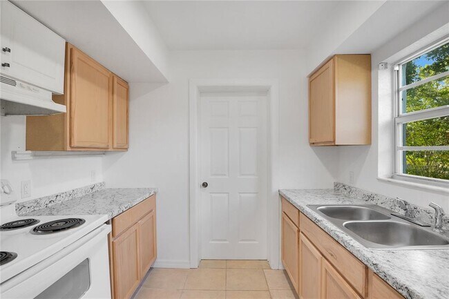 Building Photo - 813 Agnes Dr