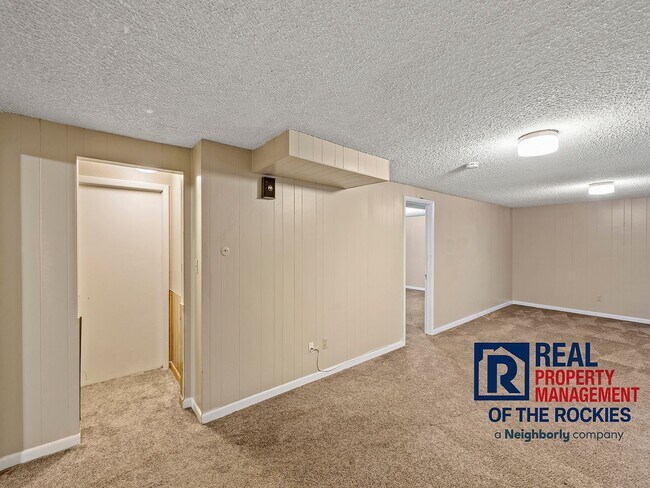 Building Photo - Recently Updated 4 Bed 3 Bath House in W. ...