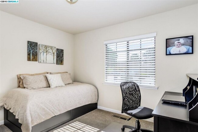 Building Photo - 884 Ruth Dr