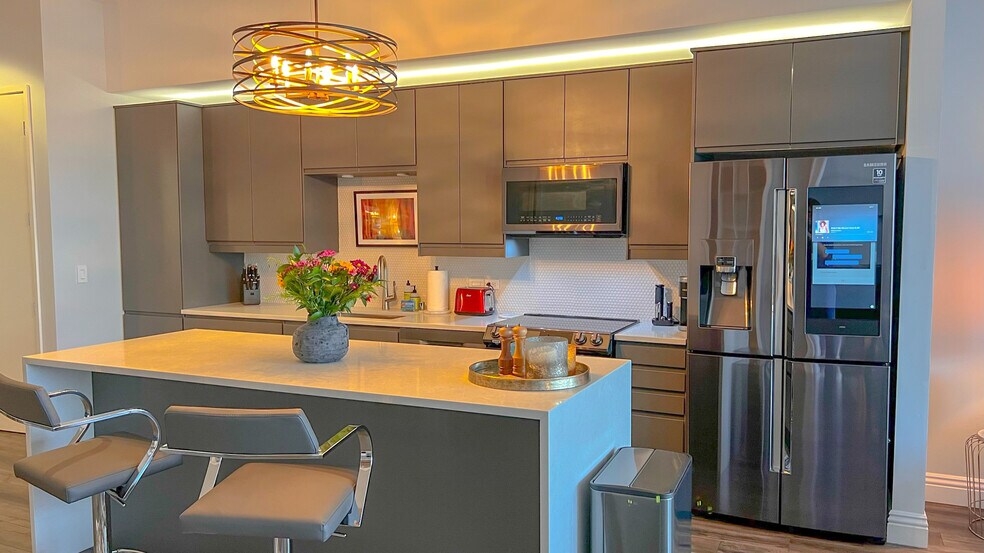 Building Photo - 350 W Ash St