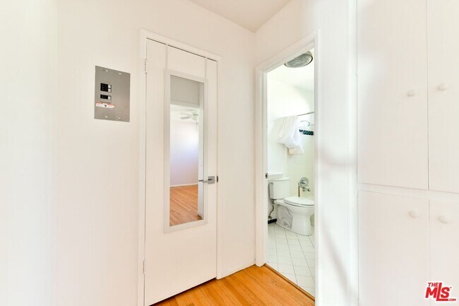 Building Photo - 2033 Cloverfield Blvd