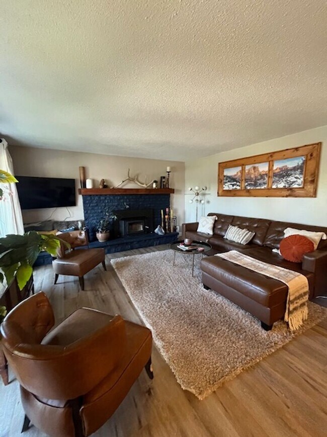 Building Photo - ? **Charming Single-Level Home Just Minute...