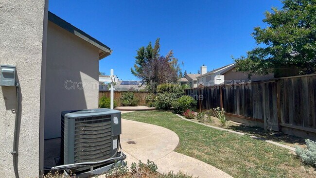 Building Photo - 2664 Ontario Dr