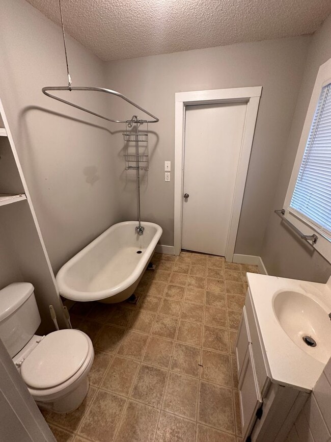 Building Photo - $850 - 2 bedroom/ 1 bathroom - Single Fami...