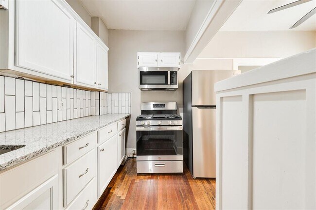 Building Photo - 2609 N Shartel Ave