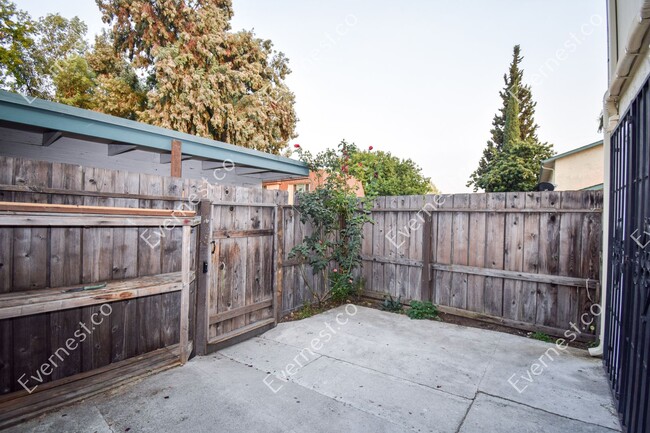 Building Photo - 2 Bed & 1.5 Bath Townhouse in San Jose, CA...