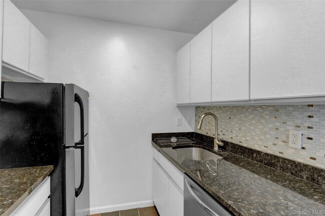 Building Photo - 100 W Broadway