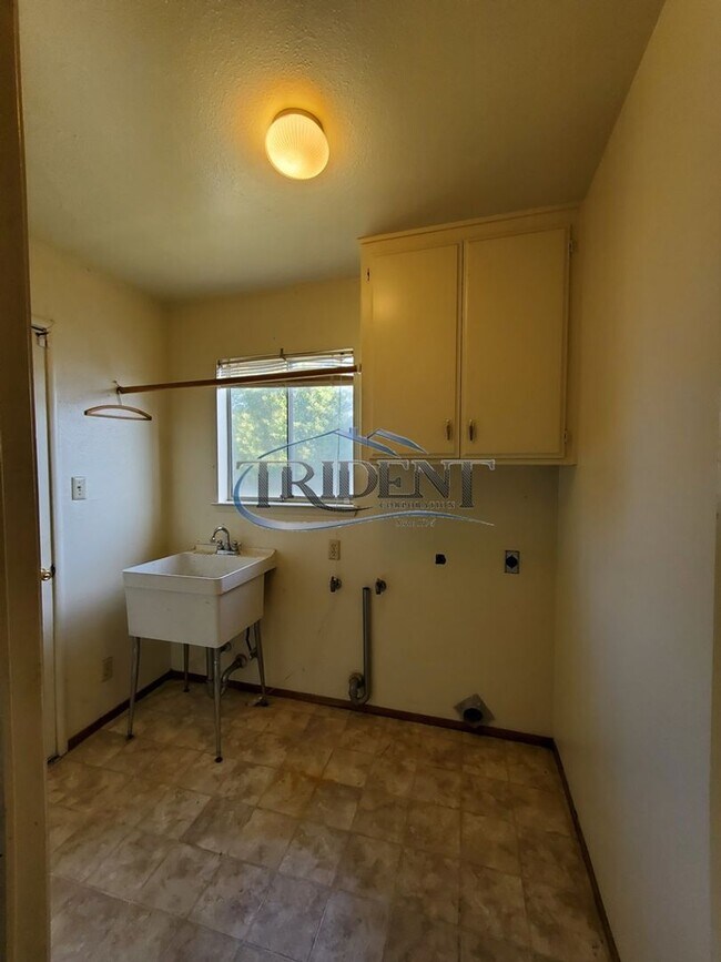 Building Photo - (2526m) 231 E. 18th St/ 1806 Sampson