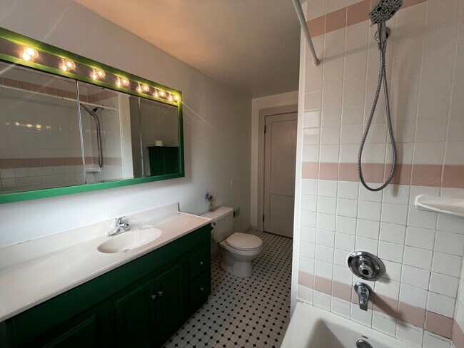 Building Photo - Charming 2-Bedroom First Floor Apartment i...