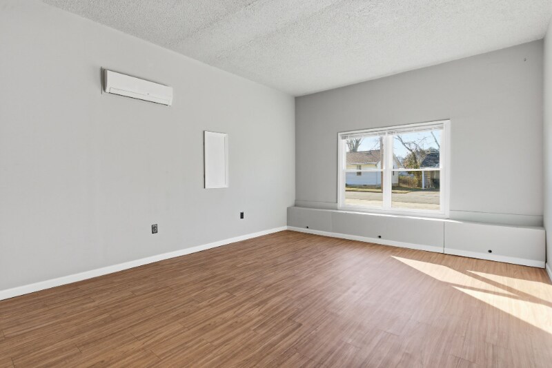 Building Photo - 405 Lake Dr