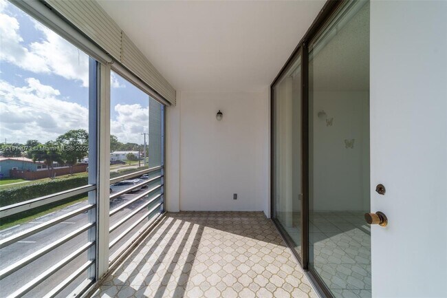 Building Photo - 2741 Taft St