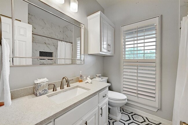 Building Photo - 1111 E Riverside Dr