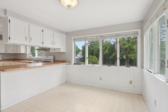 Building Photo - Charming 3-Bedroom Home for Rent in Lake M...