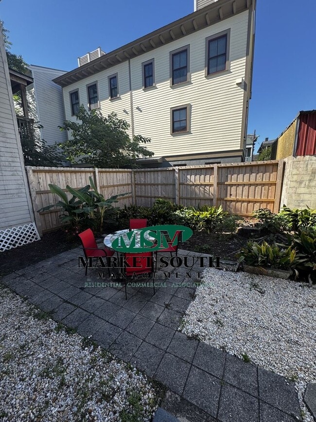 Building Photo - DOWNTOWN COTTAGE!