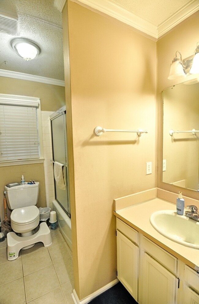 Building Photo - 2516 Foxwood Dr
