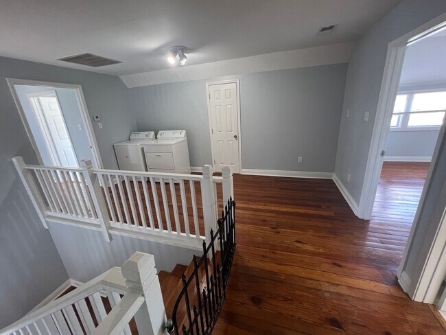 Building Photo - Spacious 2BD/2.5 BATHS! Across from Langen...