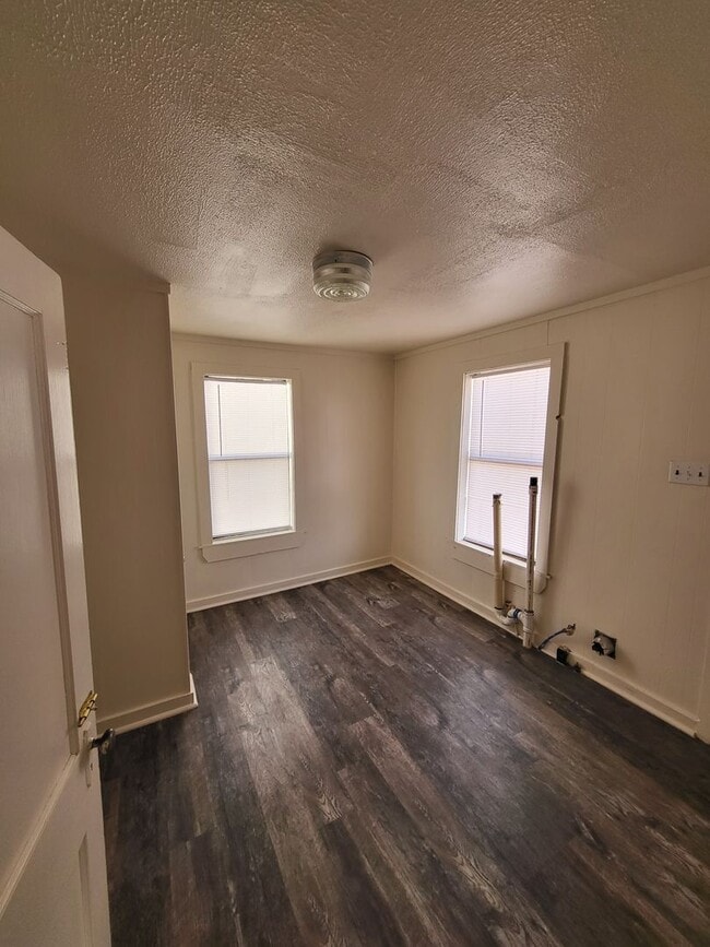 Building Photo - 821 S Avenue C