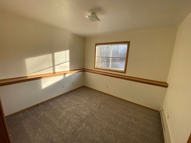 Building Photo - Large 2 Bedroom in Faribault