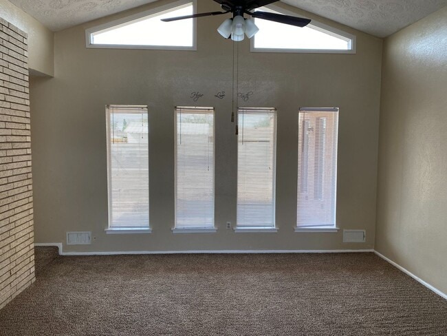 Building Photo - Mid-Century Modern Home close to Bonham Middle School