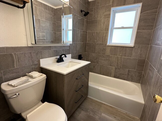 Building Photo - 14 Colonial Dr