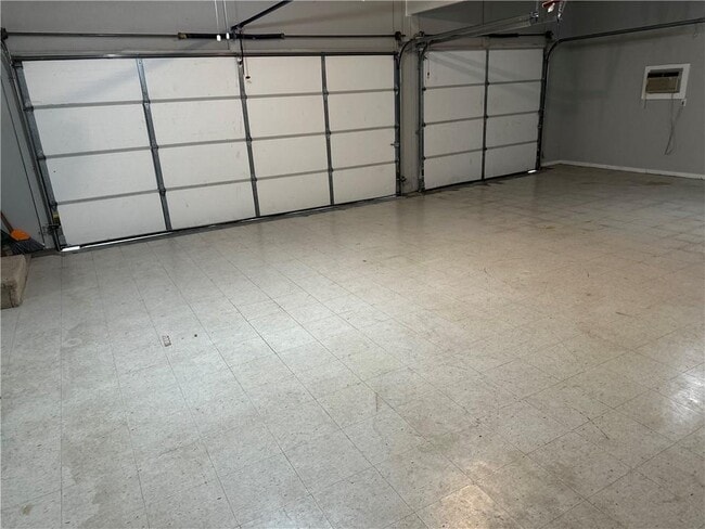 Building Photo - 9 E Elvendon Dr