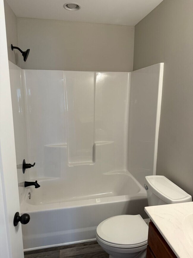 Building Photo - 3 Bed/2 Bath House with 2 Car Garage (NEW ...